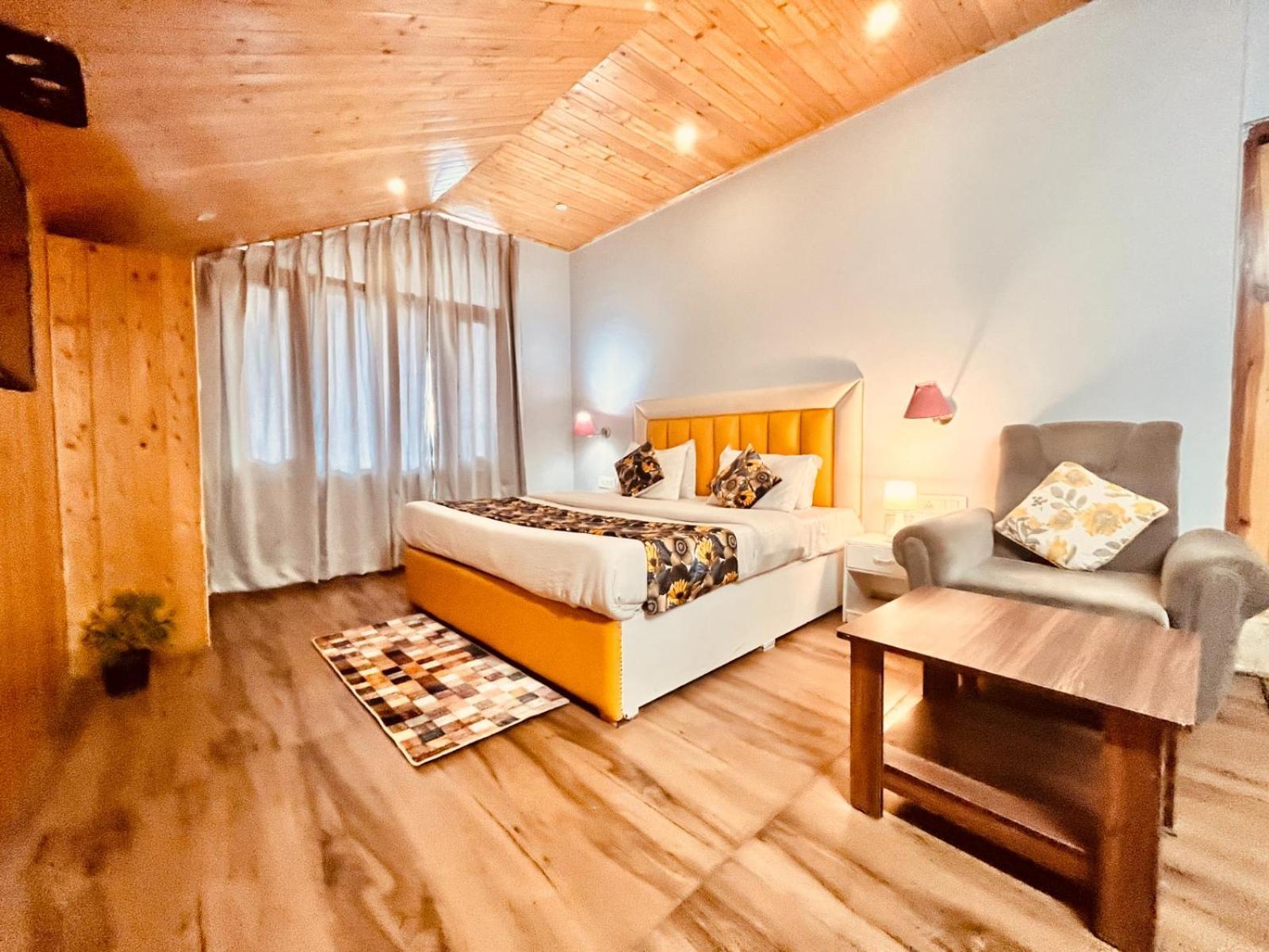 Hadimba Hill View By Hadimba Palace, Manali - Premium Room ! Family Hotel ! Parking ! Near Hadimba Temple Extérieur photo