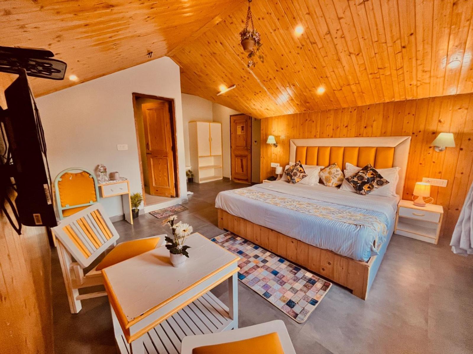 Hadimba Hill View By Hadimba Palace, Manali - Premium Room ! Family Hotel ! Parking ! Near Hadimba Temple Extérieur photo