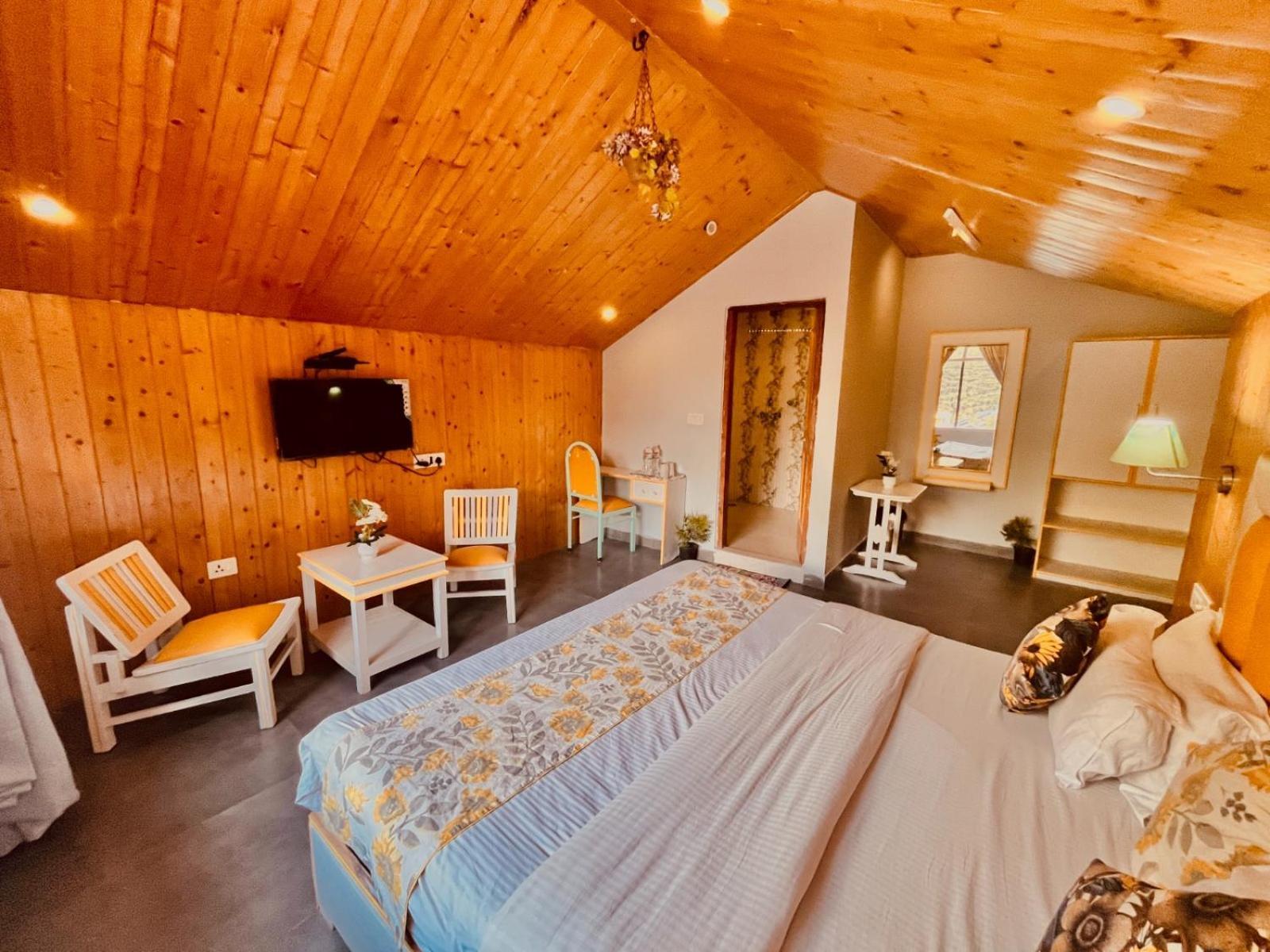 Hadimba Hill View By Hadimba Palace, Manali - Premium Room ! Family Hotel ! Parking ! Near Hadimba Temple Extérieur photo