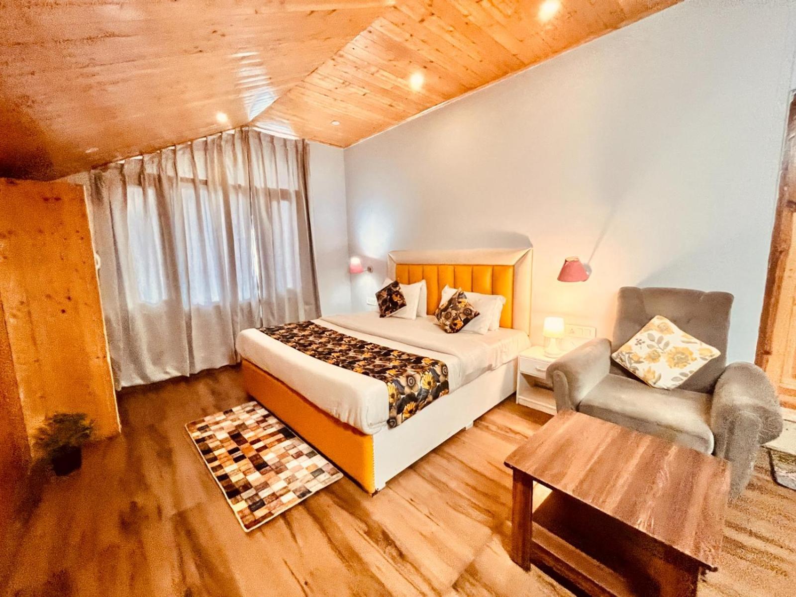 Hadimba Hill View By Hadimba Palace, Manali - Premium Room ! Family Hotel ! Parking ! Near Hadimba Temple Extérieur photo
