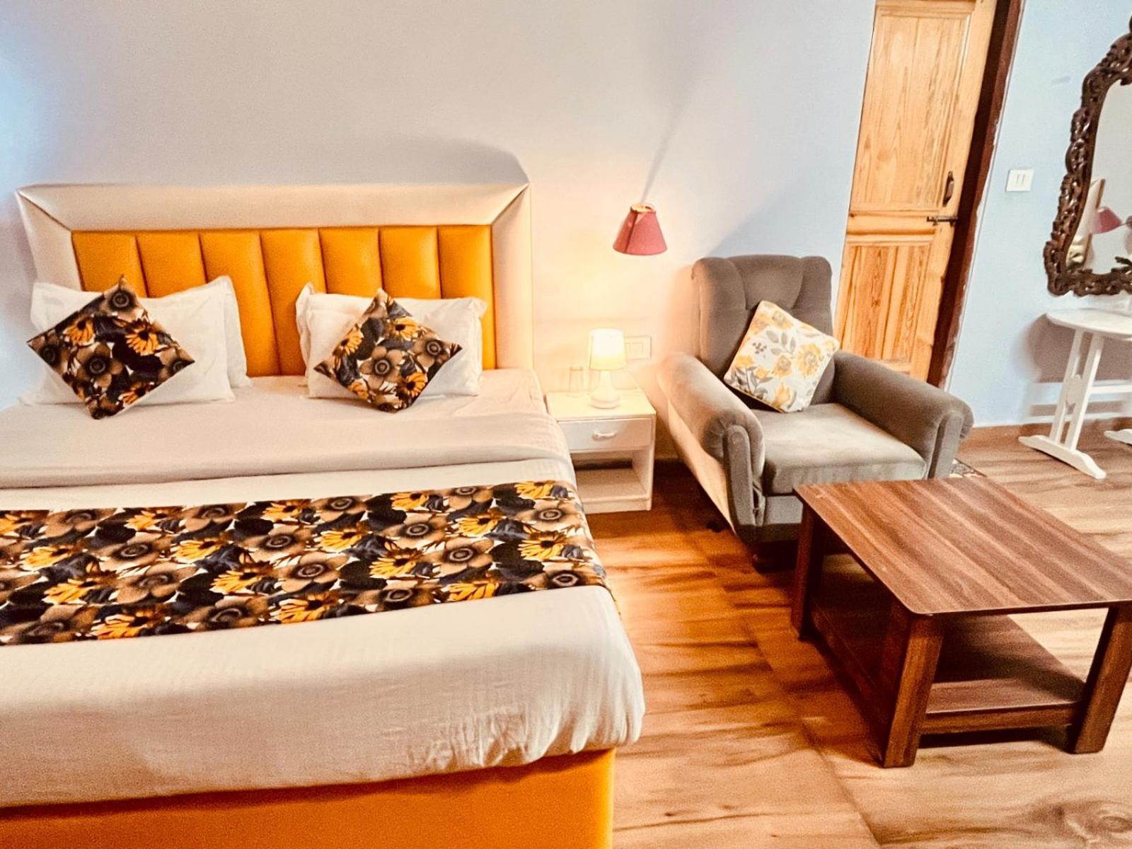 Hadimba Hill View By Hadimba Palace, Manali - Premium Room ! Family Hotel ! Parking ! Near Hadimba Temple Extérieur photo