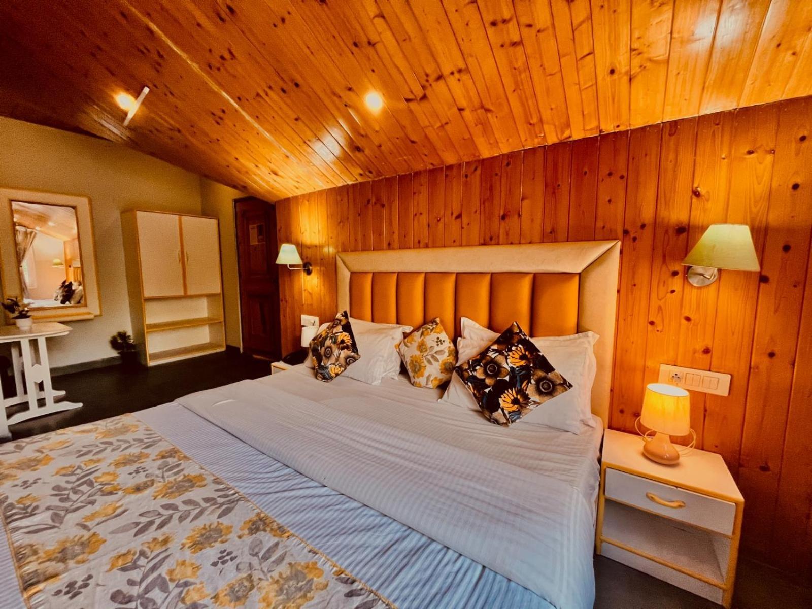 Hadimba Hill View By Hadimba Palace, Manali - Premium Room ! Family Hotel ! Parking ! Near Hadimba Temple Extérieur photo